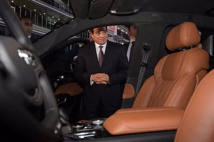 "Trái tim" của chiếc xe limousine Nga siêu sang này là động cơ xăng V8, dung tích 4,4 lít do Viện nghiên cứu quốc gia NAMI của Nga và Porsche Engineering phát triển với công suất tối đa 600 khoảng mã lực. Dự kiến, những chiếc xe Aurus sẽ được bán ra thị trường vào năm 2019.