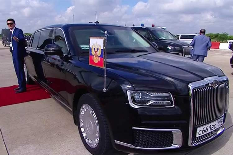 Tại hội nghị thượng đỉnh G20, Tổng thống Nga Vladimir Putin đã mang mẫu siêu limousine Aurus mới của mình với Buenos Aires, Argentina. Đây là một cơ hội bán hàng của người Nga dành cho những chính khách và lãnh đạo nước ngoài, họ có thể ngắm và trải nghiệm siêu sedan này trước khi nghĩ đến việc có nên trang bị hay không.