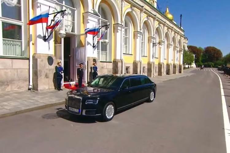 Bên ngoài, chiếc limousine mới của Tổng thống Nga sở hữu thiết kế khá giống với Rolls-Royce, đặc biệt là phần đầu xe. Chiếc limousine này được trang bị lưới tản nhiệt cỡ lớn, kéo dài từ nắp capô xuống hết cản trước, và đi kèm những thanh dọc mạ crôm như xe Rolls-Royce. Trên lưới tản nhiệt hình chữ nhật này còn có logo Aurus.