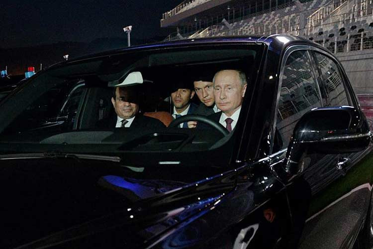 TT Putin đặc biệt quan tâm tới thương hiệu xe hơi mới và những thành tựu về kĩ thuật mới của Nga, ông thường xuyên trình diễn cho các quan chức nước ngoài đến thăm Nga. Vào tháng 10 vừa qua, ông đã đích thân lái chiếc xe cùng Tổng thống Ai Cập Abdel Fatah el-Sisi trong trường đua Công thức 1 ở Sochi.