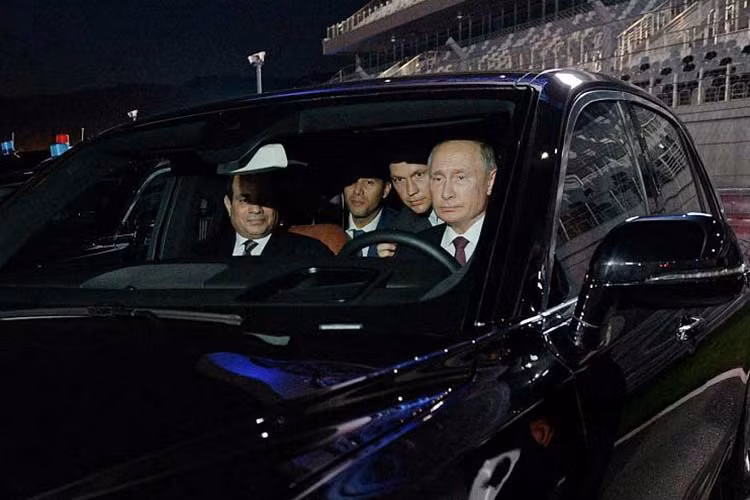 TT Putin đặc biệt quan tâm tới thương hiệu xe hơi mới và những thành tựu về kĩ thuật mới của Nga, ông thường xuyên trình diễn cho các quan chức nước ngoài đến thăm Nga. Vào tháng 10 vừa qua, ông đã đích thân lái chiếc xe cùng Tổng thống Ai Cập Abdel Fatah el-Sisi trong trường đua Công thức 1 ở Sochi.