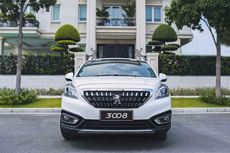 Về ngoại hình, mẫu xe CUV Peugeot 3008 phiên bản mới gây ấn tượng với phần ngoại thất thể thao, mạnh mẽ và năng động. Lưới tản nhiệt được thiết kế kiểu mới thay thế loại thanh ngang trước đó. Viền lưới tản nhiệt làm từ kim loại mạ chrome nổi bật. Cản trước cũng như hốc đèn sương mù được thiết kế lại mạnh mẽ hơn.
