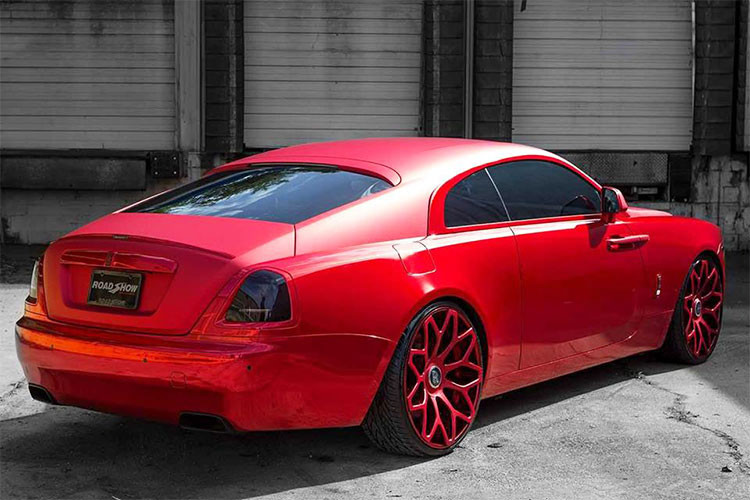 Dễ dàng nhận thấy, ngoại thất của chiếc Rolls-Royce Wraith độ Mansory này đều được hoàn thành với màu sơn đỏ bắt mắt, ngay đến bộ mâm "khủng" của xe cũng được sơn màu đỏ nhám tuyệt đẹp. Màu đỏ ở ngoại thất chiếc Rolls-Royce Wraith hàng khủng này là loại đỏ crôm kết hợp cùng đỏ nhám ở nắp capô, trần và cốp đuôi xe.