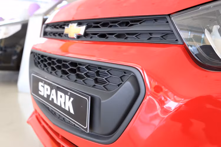 Chiếc Spark LS phiên bản 2017 này trang bị khá đơn giản, đáp ứng đủ nhu cầu di chuyển thông thường. Xe có nội thất nỉ, âm thanh 2 loa, không có ABS, vành sắt 14 inch. Động cơ 1,2 lít cho công suất 80 mã lực và mô-men xoắn 108 Nm, kết hợp hộp số sàn 5 cấp.