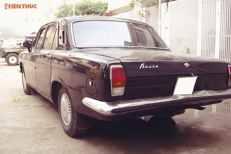 Dòng xe sedan Volga M-24 được nhập về Việt Nam những năm 70 và cái tên "Volga bộ trưởng" ra đời từ đó. Với động cơ 2.4l và mức tiêu thụ tầm 14lít/100km thì Volga không phải là lựa chọn kinh tế.
