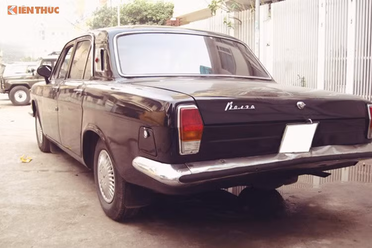Dòng xe sedan Volga M-24 được nhập về Việt Nam những năm 70 và cái tên "Volga bộ trưởng" ra đời từ đó. Với động cơ 2.4l và mức tiêu thụ tầm 14lít/100km thì Volga không phải là lựa chọn kinh tế.