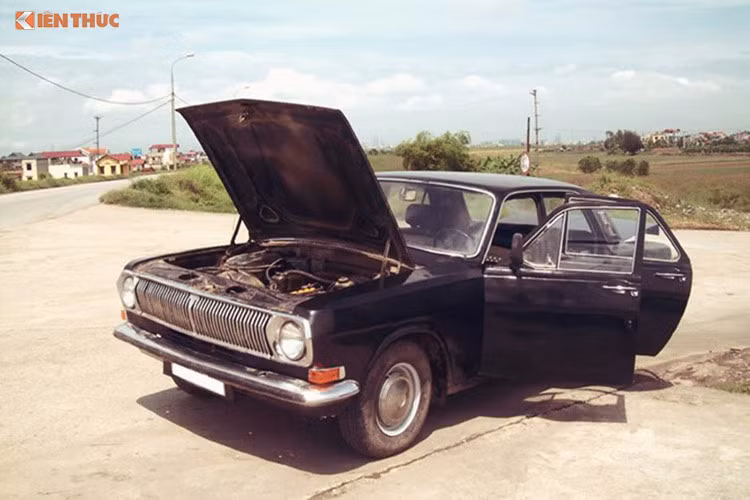 Những chiếc xe sang Volga ở Việt Nam thời bao cấp luôn được gắn liền với địa vị xã hội nên nó luôn có một chỗ đứng khá lớn trong lòng người dân, đi kèm với nó là bao ước muốn của một thời mà nhiều người đã ví như "châm ngôn" - "Sống đi Volga, chết làm ma Mai Dịch".