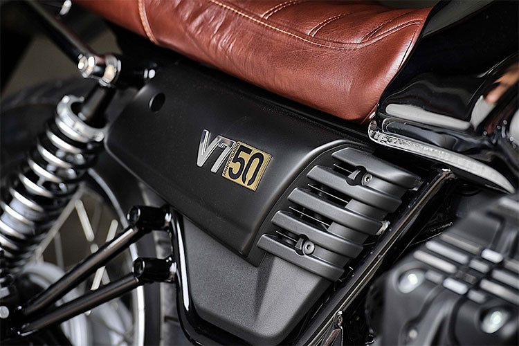 Cuối cùng, các chi tiết như nắp bình xăng và gù nâng tay lái đều được làm bằng nhôm với các hoạ tiết độc đáo. Số thứ tự của phiên bản giới hạn Moto Guzzi V7 III Limited được khắc ở gù nâng tay lái của xe.