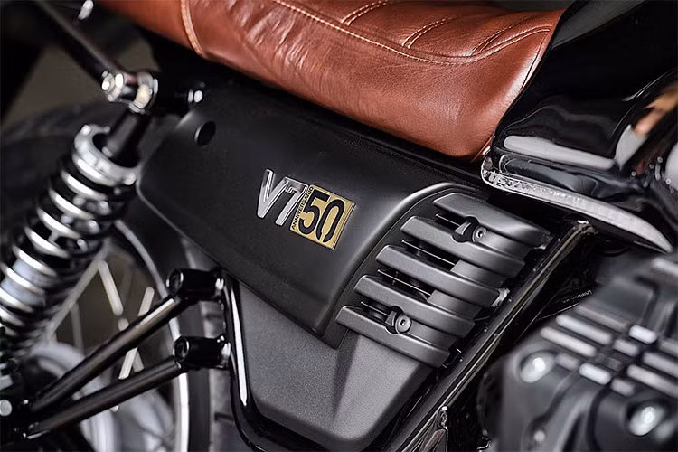 Cuối cùng, các chi tiết như nắp bình xăng và gù nâng tay lái đều được làm bằng nhôm với các hoạ tiết độc đáo. Số thứ tự của phiên bản giới hạn Moto Guzzi V7 III Limited được khắc ở gù nâng tay lái của xe.