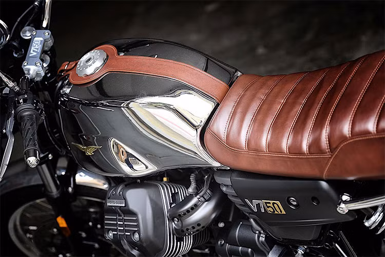 Ngoài nhiều chi tiết crôm bóng thể hiện nét hoài cổ ở thân xe, chiếc Moto Guzzi V7 III Limited mới này còn sử dụng tông màu đen chủ đạo cho các chi tiết khác như bộ vành, yên xe được thêu "dạng bánh mỳ" theo phong cách truyền thống, ốp hông và chắn bùn của xe.