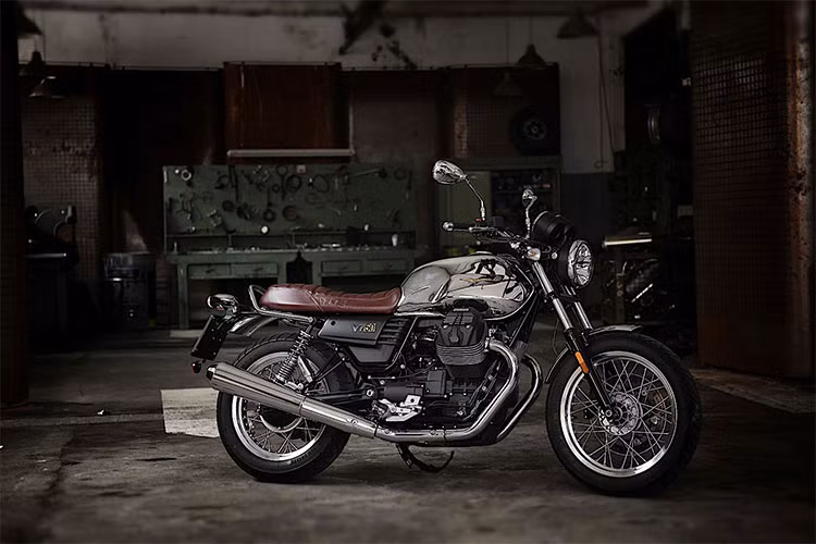 Là phiên bản cơ sở của Moto Guzzi mới nhất hiện nay, mẫu xe môtô V7 III sở hữu phong cách hoài cổ (retro), vẻ bề ngoài của xe có thiết kế mang đậm phong cách những chiếc môtô từ thập niên 60-70, mang phong cách đầy thanh lịch nhưng phóng khoáng và "phong trần" đậm chất Ý.