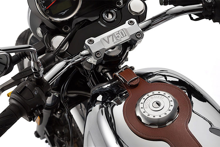 Các chi tiết mới nhấn nhá trên xe bao gồm tay xách, ống xả, cổ bô, ốp đèn pha, tay lái, lò xo giảm chấn sau và bình xăng mạ crôm đi kem dây đai da, giúp nhấn mạnh vẻ hoài cổ của xe. Ngoài ra, logo của thương hiệu Moto Guzzi là hình đại bàng tung cánh được ốp nổi ở hai bên bình xăng.