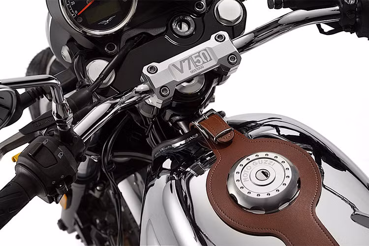 Các chi tiết mới nhấn nhá trên xe bao gồm tay xách, ống xả, cổ bô, ốp đèn pha, tay lái, lò xo giảm chấn sau và bình xăng mạ crôm đi kem dây đai da, giúp nhấn mạnh vẻ hoài cổ của xe. Ngoài ra, logo của thương hiệu Moto Guzzi là hình đại bàng tung cánh được ốp nổi ở hai bên bình xăng.