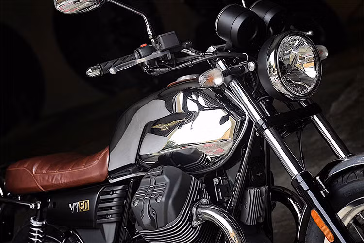 Lấy cảm hứng thiết kế từ những mẫu xe mang phong cách classic trước đây của mình, chiếc Moto Guzzi V7 III Limited được tô điểm với rất nhiều chi tiết crôm bóng. Xe sở hữu đèn pha tròn cỏ điển với bóng sợi đột mới, xi nhan của xe được thiết kế tách rời, tay lái cao dễ dạng sử dụng...