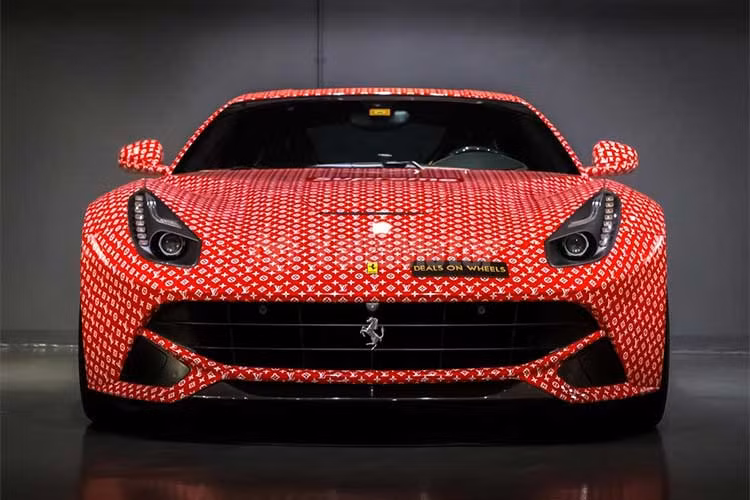 Được biết ngoài siêu xe Ferrari F12 Berlinetta này, thiếu gia Dubai còn sở hữu một chiếc SUV hạng sang Cadillac Escalade phủ họa tiết trang trí của đôi Adidas Yeezy Boost 350 đình đám, có một kênh YouTube mang tên Money Kicks để khoe thú chơi sành điệu với cộng đồng mạng với hơn 1 triệu lượt theo dõi.