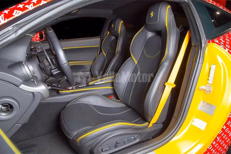 Trước khi được độ dàn áo mới thời trang, chiếc F12 Berlinetta của Belhasa vốn mang màu vàng. Bên trong nội thất là các chi tiết bọc da viền vàng đầy cá tính cùng chất liệu sợi carbon đã được Ferrari sử dụng ở các chi tiết trang trí trong cabin như vô lăng, cần số, bảng đồng hồ... 