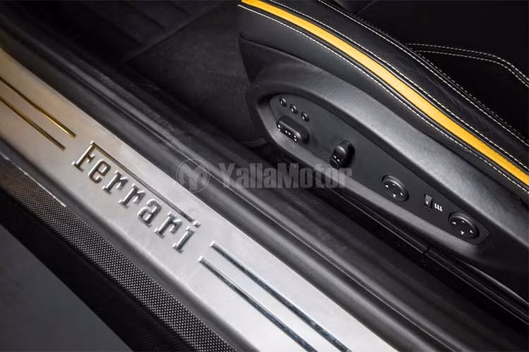 Là một siêu xe du lịch sang trọng (Gran Tourer - GT) nhưng Ferrari F12Berlinetta lại không có hàng ghế sau, hai ghế ngồi của xe được thiết kế thể thao nhưng với lót đệm dày đặn và êm ái. Giống như những chiếc Ferrari khác cùng thời kỳ, chiếc xe có bảng táp-lô được thiết kế tối giản.