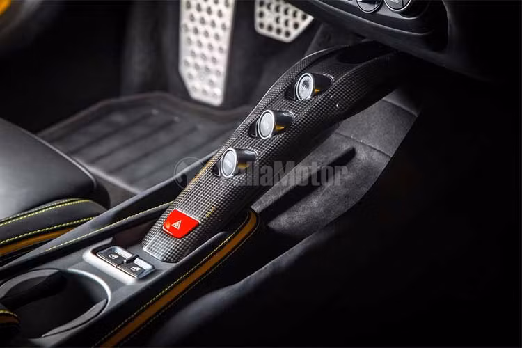 Nằm dưới nắp ca-pô của F12Berlinetta là khối động cơ V12 6.3l nạp khí tự nhiên với công suất lên tới 730 mã lực và mô-men xoắn cực đại 690 Nm. Với hộp số ly hợp kép 7 cấp và hệ dẫn động cầu sau, chiếc xe chỉ mất 3,1 giây để tăng tốc từ 0-100 km/h trước khi đạt tới vận tốc tối đa lên tới 340 km/h nếu điều kiện đường cho phép.