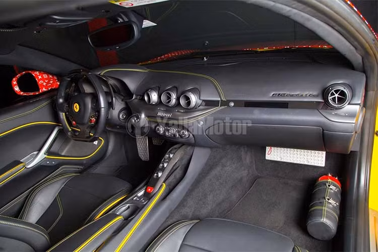 Trên xe, toàn bộ các công tắc thông thường vốn nằm phía sau vô-lăng như xi-nhan, gạt mưa... nay đã được Ferrari tích hợp trực tiếp trên tay lái, bên cạnh núm chuyển chế độ lái Manettino đặc trưng của hãng. Xe cũng không có màn hình giải trí riêng biệt, thay vào đó mọi thông tin đều được hiển thị ở 2 màn hình nhỏ nằm bên trong bảng đồng hồ.
