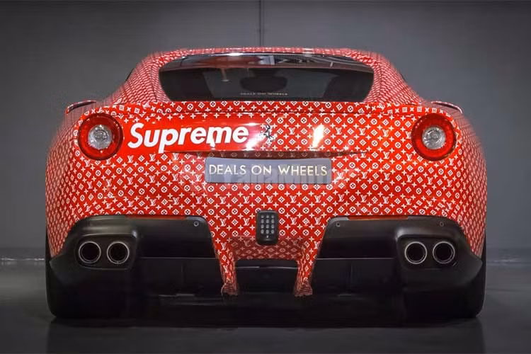 Là một trong những mẫu xe đầu tiên được thiết kế theo phong cách mới của hãng siêu xe Ferrari, F12Berlinetta nổi bật với các đèn pha màu khói vuốt về phía sau và lưới tản nhiệt lớn. Ở dưới 2 góc lưới tản nhiệt, chiếc xe còn có 2 khe khí động học chủ động, chỉ mở ra khi vận hành ở tốc độ cao hay trên đường đua.