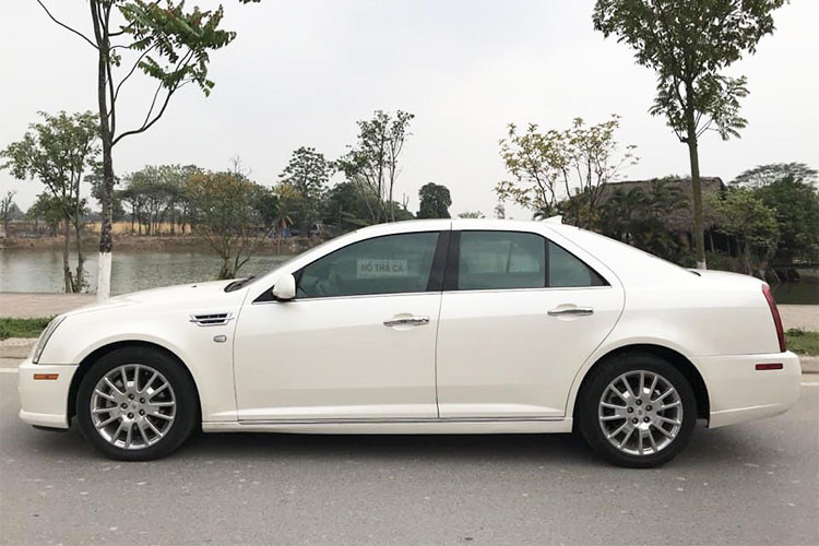 Tuy nhiên, sau đó thì mẫu xe sedan Cadillac STS này dần dần tuột dốc không phanh với doanh số giảm dần theo từng năm và đến năm 2012, GMC chỉ có thể bán được 164 chiếc Cadillac STS tại thị trường Mỹ. Sau đó, mẫu xe này cũng chính thức dừng sản xuất vào năm 2013.