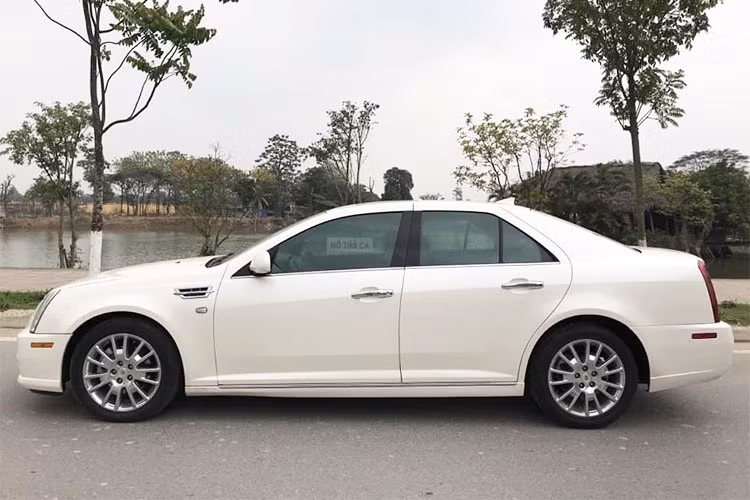 Tuy nhiên, sau đó thì mẫu xe sedan Cadillac STS này dần dần tuột dốc không phanh với doanh số giảm dần theo từng năm và đến năm 2012, GMC chỉ có thể bán được 164 chiếc Cadillac STS tại thị trường Mỹ. Sau đó, mẫu xe này cũng chính thức dừng sản xuất vào năm 2013.