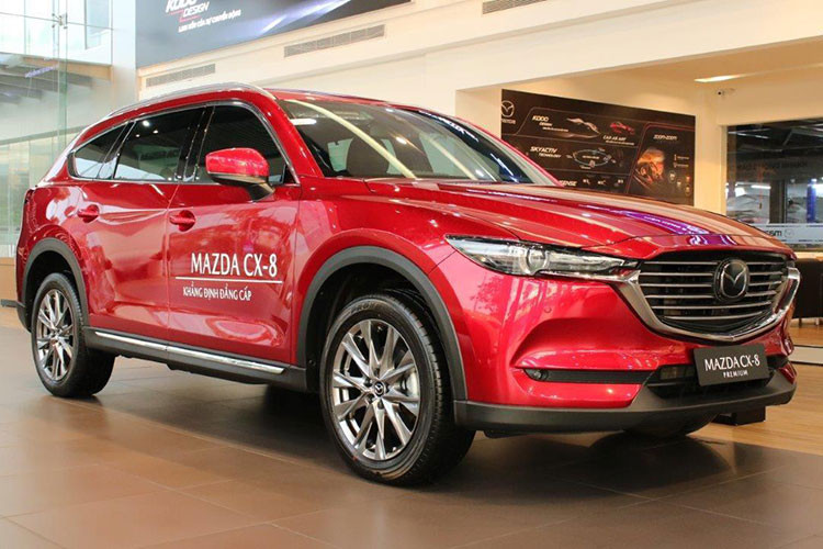 Trong tháng 7, hai mẫu SUV Mazda CX-8, CX-5 có mức hỗ trợ cao nhất. Cụ thể, Mazda CX-8 được hỗ trợ cao nhất lên tới 120 triệu đồng dưới hình thức giảm giá trực tiếp 70 triệu đồng, tặng gói nâng cấp trị giá 50 triệu đồng. Nhờ đó, giá xe đã giảm xuống mức dưới 1 tỷ đồng cho bản Deluxe. Khách mua chỉ cần trả trước 200 triệu đồng với lãi suất hấp dẫn.