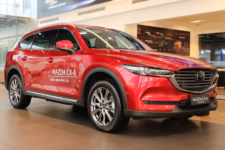 Trong tháng 7, hai mẫu SUV Mazda CX-8, CX-5 có mức hỗ trợ cao nhất. Cụ thể, Mazda CX-8 được hỗ trợ cao nhất lên tới 120 triệu đồng dưới hình thức giảm giá trực tiếp 70 triệu đồng, tặng gói nâng cấp trị giá 50 triệu đồng. Nhờ đó, giá xe đã giảm xuống mức dưới 1 tỷ đồng cho bản Deluxe. Khách mua chỉ cần trả trước 200 triệu đồng với lãi suất hấp dẫn.