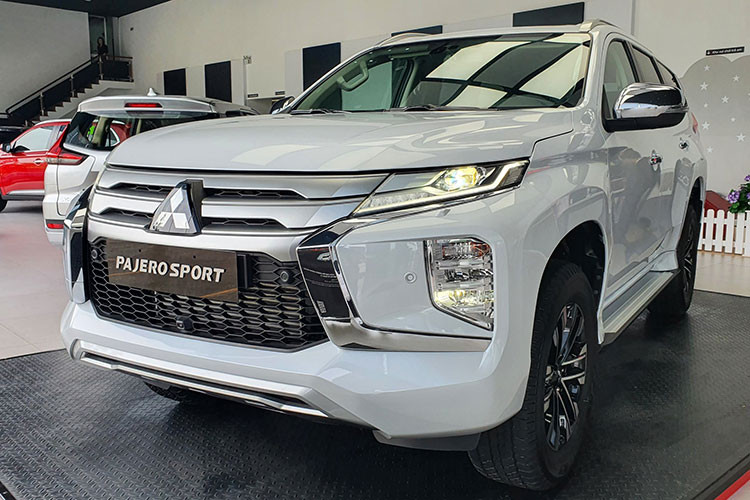 Mitsubishi Pajero Sport 2020 bản một cầu hiện cũng được đại lý thông báo giảm từ 100 - 120 triệu đồng, khiến mức giá niêm yết của mẫu xe cũng giảm từ 1,11 tỷ xuống còn 990 triệu đồng. Theo đó, nếu mua xe trong thời điểm này, người dùng sẽ tiết kiệm được số tiền lên tới 120 triệu đồng trừ thẳng vào giá bán.