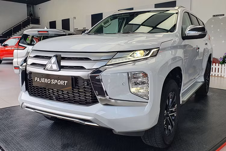 Mitsubishi Pajero Sport 2020 bản một cầu hiện cũng được đại lý thông báo giảm từ 100 - 120 triệu đồng, khiến mức giá niêm yết của mẫu xe cũng giảm từ 1,11 tỷ xuống còn 990 triệu đồng. Theo đó, nếu mua xe trong thời điểm này, người dùng sẽ tiết kiệm được số tiền lên tới 120 triệu đồng trừ thẳng vào giá bán.