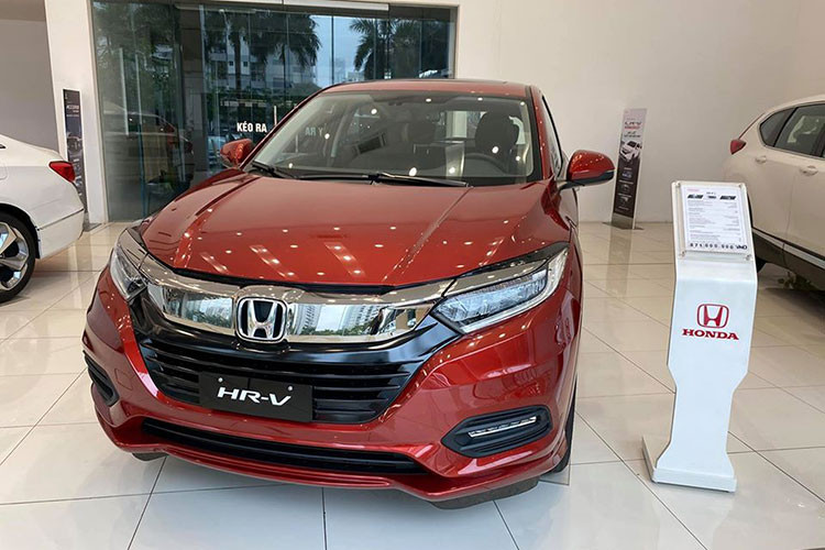 Ở mức giảm thấp hơn là Honda HR-V, hiện đang giảm giá 100 triệu đồng, chạy đua doanh số với Kia Seltos. Mức giảm nói trên áp dụng cho cả hai phiên bản. Hiện giá niêm yết của Honda HR-V thấp nhất là 786 triệu đồng cho phiên bản G.