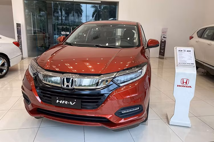 Ở mức giảm thấp hơn là Honda HR-V, hiện đang giảm giá 100 triệu đồng, chạy đua doanh số với Kia Seltos. Mức giảm nói trên áp dụng cho cả hai phiên bản. Hiện giá niêm yết của Honda HR-V thấp nhất là 786 triệu đồng cho phiên bản G.