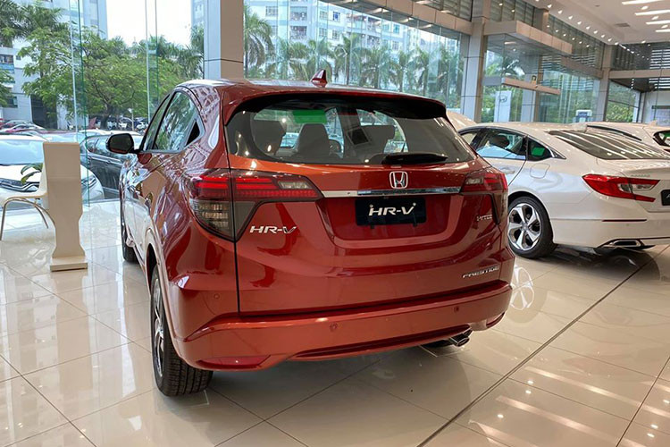 Cùng với đó, xe còn 2 bản L cao cấp hơn với giá niêm yết dao động từ 866 - 871 triệu đồng tuỳ màu sắc. Theo đó, sau khi giảm 100 triệu đồng, phiên bản G giảm xuống chỉ còn 686 triệu đồng, phiên bản G giảm xuống chỉ từ 766 triệu đồng.