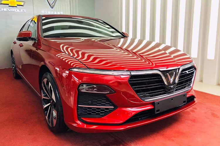 Ngoài việc hưởng ưu đãi 100% lệ phí trước bạ đến hết 31/7/2021 trừ thẳng vào giá bán, hiện tại VinFast Lux SA2.0 còn được đại lý giảm thêm 100 triệu đồng khi mua phiên bản tiêu chuẩn và 80 triệu đồng đối với bản nâng cao hoặc cao cấp. Như vậy tổng ưu đãi của mẫu xe này hiện khá lớn lên đến hơn 200 triệu đồng trong tháng 7 này.