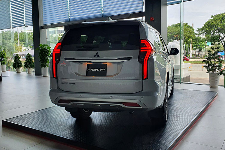 Ngoài ra, một số đại lý còn tặng thêm các gói phụ kiện nhằm thu hút khách hàng. Với mức giá này, Pajero Sport chắc chắn sẽ có ưu thế hơn nhiều so với Fortuner 2.4 AT 4x2 (1,080 tỷ đồng), Everest Sport (1,112 tỷ đồng) hay Kia Sorento Signature AWD Diesel (1,349 tỷ đồng).