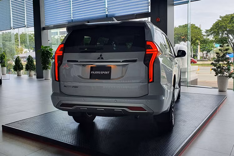 Ngoài ra, một số đại lý còn tặng thêm các gói phụ kiện nhằm thu hút khách hàng. Với mức giá này, Pajero Sport chắc chắn sẽ có ưu thế hơn nhiều so với Fortuner 2.4 AT 4x2 (1,080 tỷ đồng), Everest Sport (1,112 tỷ đồng) hay Kia Sorento Signature AWD Diesel (1,349 tỷ đồng).