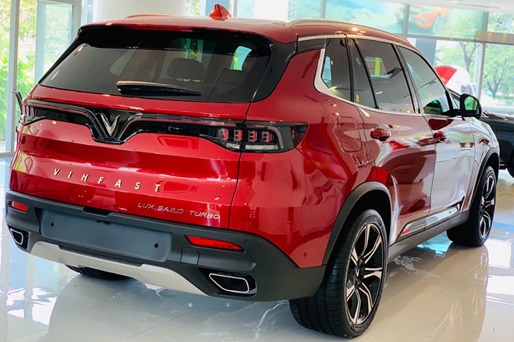 VinFast Lux SA2.0 hiện đang được bán ra thị trường ôtô Việt với 3 phiên bản và có giá niêm yết từ 1,29 - 1,253 tỷ đồng. Ngoài các chương trình ưu đãi trên, VinFast vẫn triển khai những chính sách hỗ trợ và chăm sóc khách hàng độc đáo dành cho hai mẫu Lux SA2.0 và Lux A2.0. Trong đó phải kể tới như miễn phí cứu hộ 24/7 trong suốt thời gian bảo hành (5 năm hoặc 165.000 km), gửi xe miễn phí...