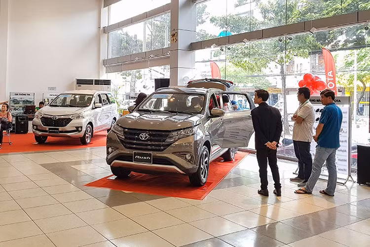 Ngoài những mẫu xe giảm sâu hơn 100 triệu nói trên, hiện mức giảm phổ biến trên thị trường đang dao động từ 30 - 80 triệu đồng. Có thể thấy, tình hình dịch bệnh vẫn đang phức tạp, động thái kích cầu của các nhà sản xuất và phân phối ô tô đang giúp giá bán lẻ của nhiều mẫu xe giảm rất mạnh so với giá niêm yết. Thị trường ô tô thời điểm này được xem là cực kỳ hấp dẫn cho những ai đang có nhu cầu mua xe mới.