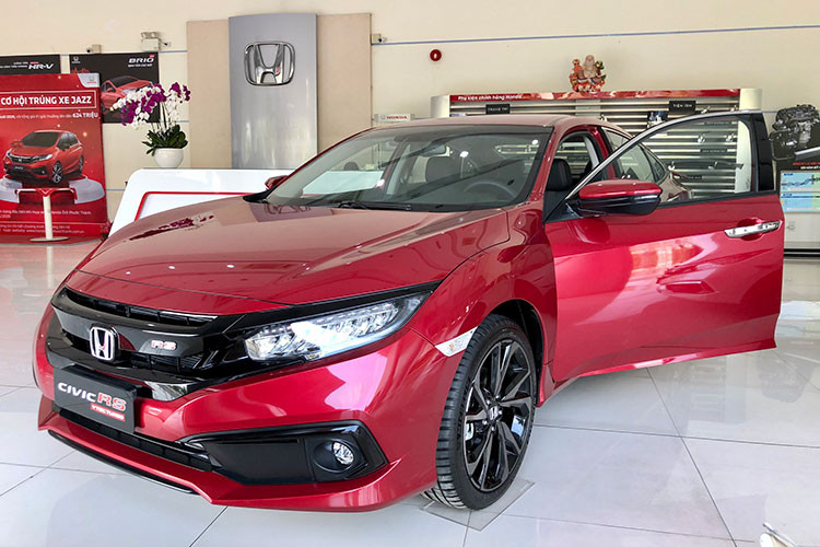 Sau giảm giá, giá bán của Honda Civic G tại Việt Nam là 724 triệu đồng và 779 triệu đồng với xe Civic RS. Động thái này được xem là để đón đầu thế hệ mới có thể ra mắt trong thời gian tới.