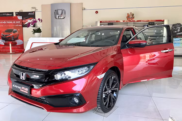 Sau giảm giá, giá bán của Honda Civic G tại Việt Nam là 724 triệu đồng và 779 triệu đồng với xe Civic RS. Động thái này được xem là để đón đầu thế hệ mới có thể ra mắt trong thời gian tới.