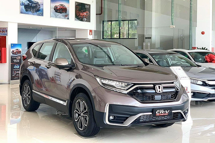 Ngay từ đầu tháng 7, thông tin mẫu xe SUV Honda CR-V giảm giá lên tới hơn 200 triệu đồng đã đặc biệt gây chú ý. Cụ thể, hiện các đại lý chính hãng tại Hà Nội đang chào bán xe Honda CR-V 2020 còn tồn kho với mức giảm tiền mặt cộng phụ kiện từ 100 - 125 triệu đồng. Trong khi đó, xe sản xuất 2021 giảm 120 - 165 triệu đồng.