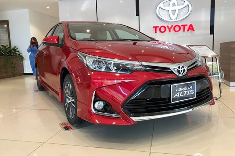Cuối tháng 7, Toyota Corolla Altis đang được các đại lý giảm giá kịch sàn. Cụ thể, cả hai phiên bản Toyota Corolla Altis 1.8 E và 1.8 G đang có mức giảm tiền mặt trị giá 50 triệu đồng. Ngoài ra, khách mua Toyota Corolla Altis trong thời điểm này còn được nhận nhiều quà tặng phụ kiện hấp dẫn (5 triệu đồng), cùng gói bảo hiểm vật chất với thời hạn 2 năm trị giá 25 triệu đồng. Tổng ưu đãi cao nhất lên tới 80 triệu đồng.