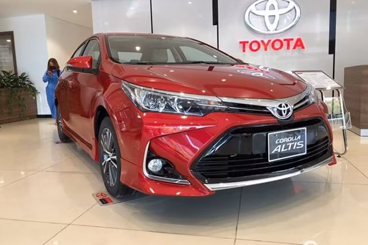 Cuối tháng 7, Toyota Corolla Altis đang được các đại lý giảm giá kịch sàn. Cụ thể, cả hai phiên bản Toyota Corolla Altis 1.8 E và 1.8 G đang có mức giảm tiền mặt trị giá 50 triệu đồng. Ngoài ra, khách mua Toyota Corolla Altis trong thời điểm này còn được nhận nhiều quà tặng phụ kiện hấp dẫn (5 triệu đồng), cùng gói bảo hiểm vật chất với thời hạn 2 năm trị giá 25 triệu đồng. Tổng ưu đãi cao nhất lên tới 80 triệu đồng.