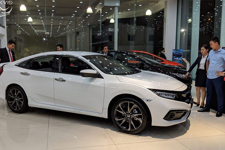 Sau màn giảm giá cực lớn của CR-V, đến lượt một cái tên khác của Honda cũng vừa được giảm mạnh là mẫu sedan hạng C Honda Civic. Cụ thể, nguồn tin tức tin cậy từ các đại lý cho biết, phiên bản Honda Civic G và RS ghi nhận mức giảm lần lượt 65 và 150 triệu đồng, trong đó khách mua bản G được tặng thêm gói phụ kiện. Riêng bản Civic E tiêu chuẩn đã hết hàng tại nhiều đại lý.