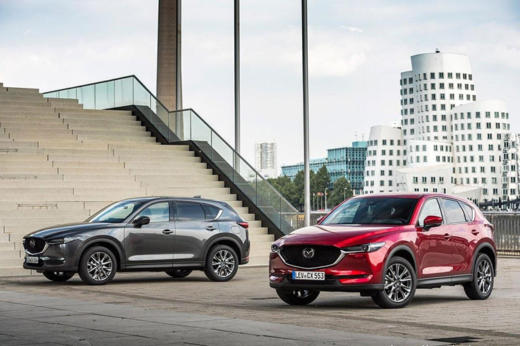 Mazda CX-5 cũng bán kèm ưu đãi 32 triệu đồng. Đây là một trong những mẫu SUV tầm trung ăn khách nhất tại thị trường Việt hiện nay. Không chỉ mạnh tay ưu đãi các dòng SUV, Mazda còn dồn lực cho các mẫu sedan. Hiện tại, mẫu sedan hạng C Mazda 3 đang có mức hỗ trợ lên tới 60 triệu đồng. Như vậy, khách hàng có cơ hội sở hữu mẫu xe này với mức giá từ 669 triệu đồng.