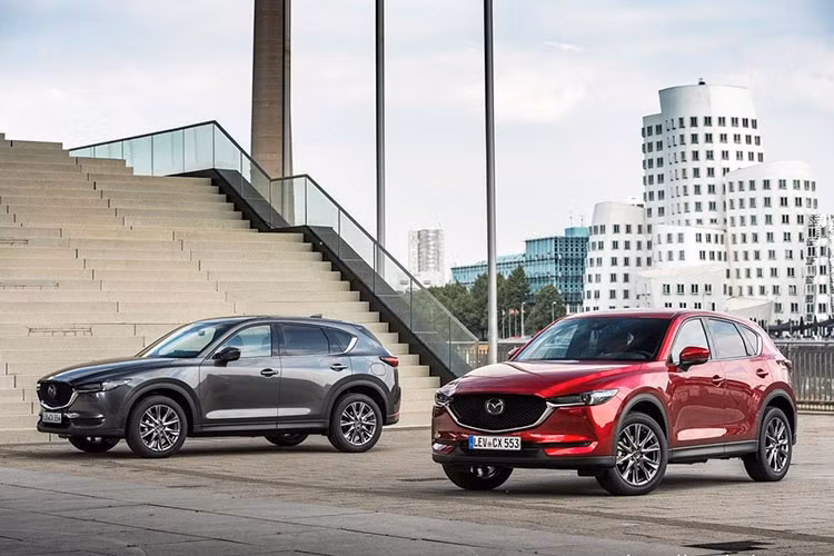 Mazda CX-5 cũng bán kèm ưu đãi 32 triệu đồng. Đây là một trong những mẫu SUV tầm trung ăn khách nhất tại thị trường Việt hiện nay. Không chỉ mạnh tay ưu đãi các dòng SUV, Mazda còn dồn lực cho các mẫu sedan. Hiện tại, mẫu sedan hạng C Mazda 3 đang có mức hỗ trợ lên tới 60 triệu đồng. Như vậy, khách hàng có cơ hội sở hữu mẫu xe này với mức giá từ 669 triệu đồng.