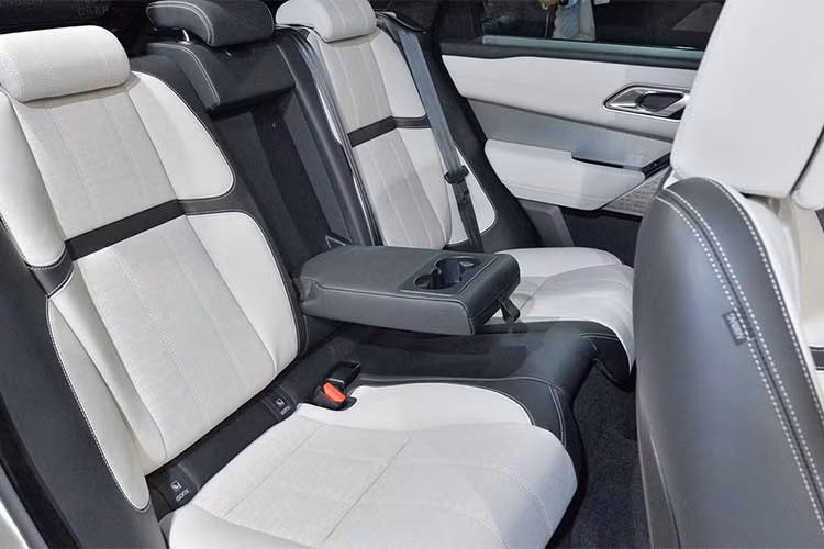 Động cơ Range Rover Velar First Edition là loại siêu nạp, dung tích 3 lít, sản sinh công suất 380 mã lực và mô-men xoắn 450 Nm. Hộp số tự động 8 cấp và hệ dẫn động 4 bánh toàn thời gian là trang bị tiêu chuẩn. Phiên bản thường có hai lựa chọn động cơ 2 lít, công suất 250 và 300 mã lực.