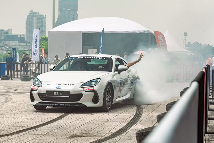 Sieu trinh dien oto mao hiem Subaru Russ Swift Stunt Show tai Ha Noi