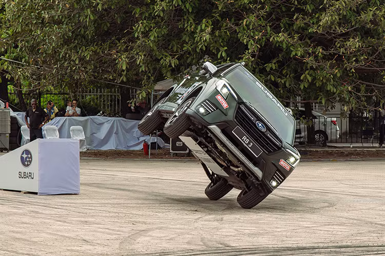 Sieu trinh dien oto mao hiem Subaru Russ Swift Stunt Show tai Ha Noi-Hinh-5