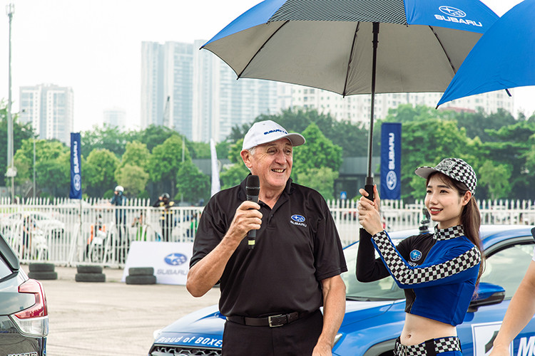 Sieu trinh dien oto mao hiem Subaru Russ Swift Stunt Show tai Ha Noi-Hinh-2